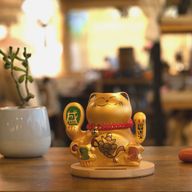 Solar-Winkekatze mit Holzsockel – Gold, bewegliche Hand