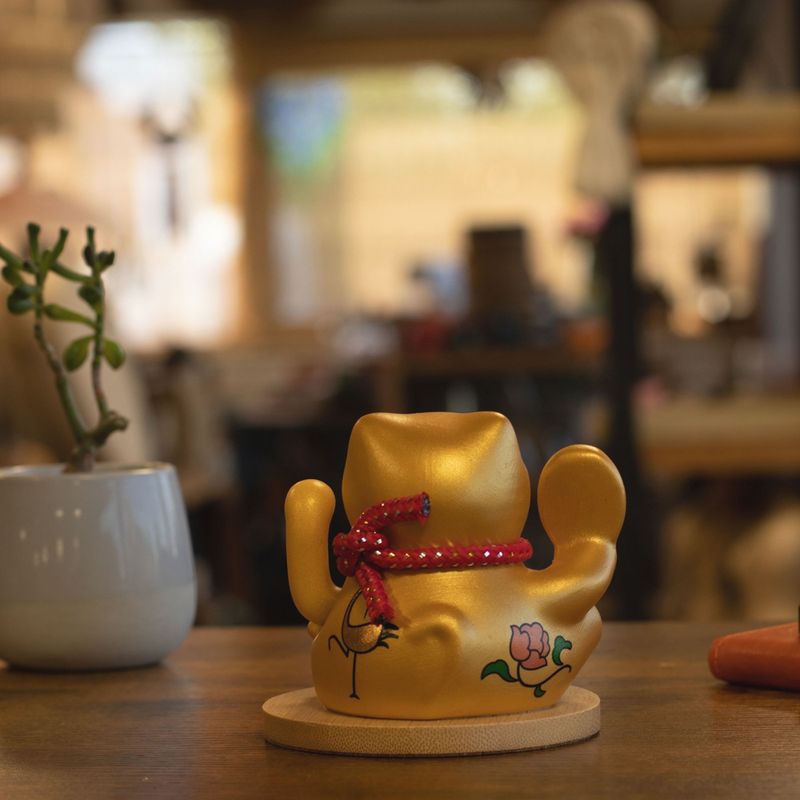 Solar-Winkekatze mit Holzsockel – Gold, bewegliche Hand