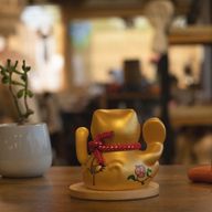 Solar-Winkekatze mit Holzsockel – Gold, bewegliche Hand