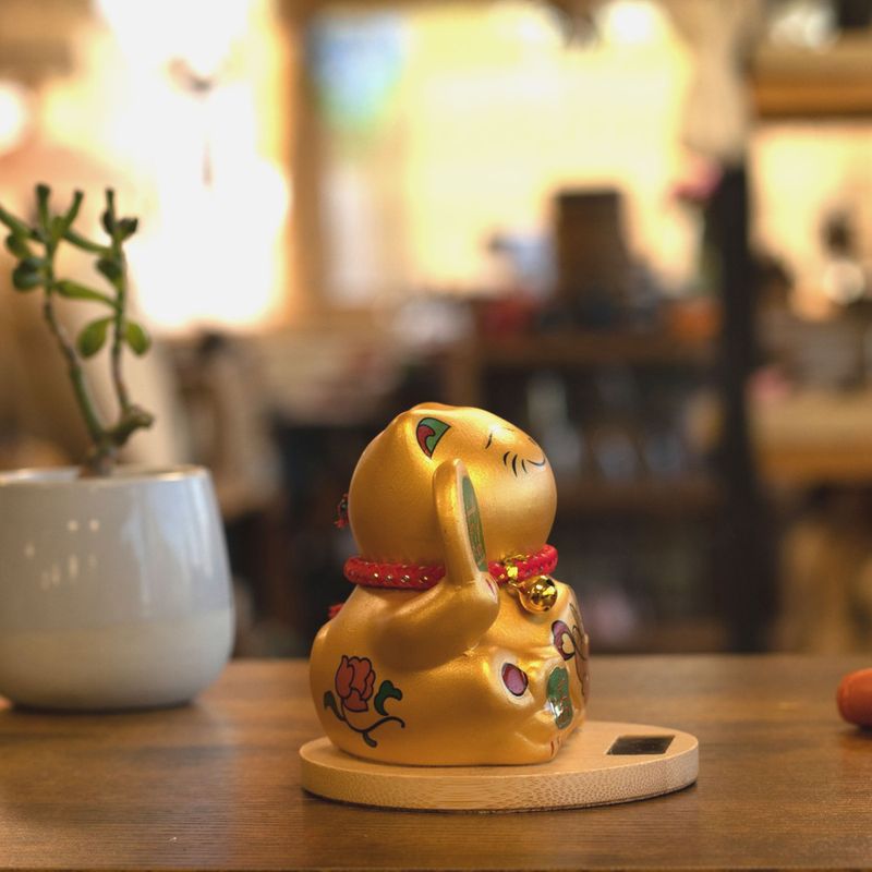 Solar-Winkekatze mit Holzsockel – Gold, bewegliche Hand