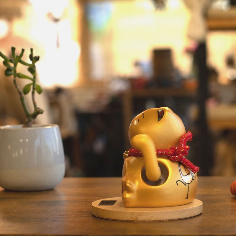 Solar-Winkekatze mit Holzsockel – Gold, bewegliche Hand
