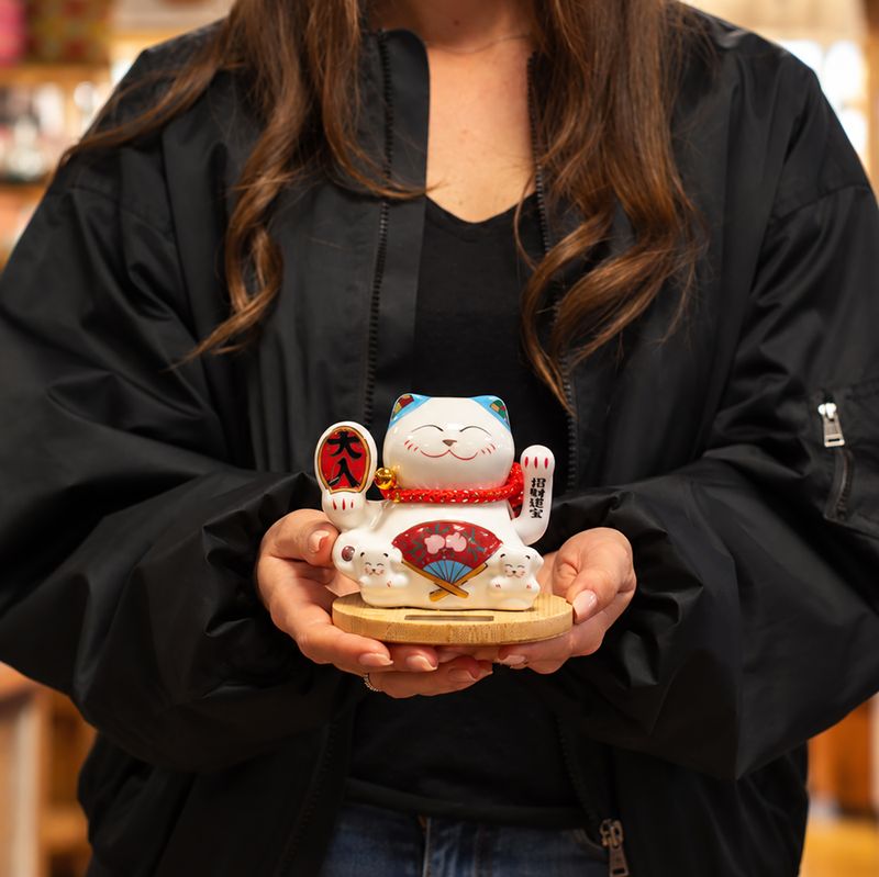 Solar-Glückskatze (Maneki-neko) mit Holzsockel – blau, bewegliche Winkehand