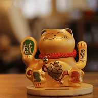 Solar-Glückskatze (Maneki-neko) mit Holzsockel – gold, bewegliche Winkehand