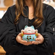 Keramik-Spardose Glückskatze (Maneki-neko) – Blau auf Kissen