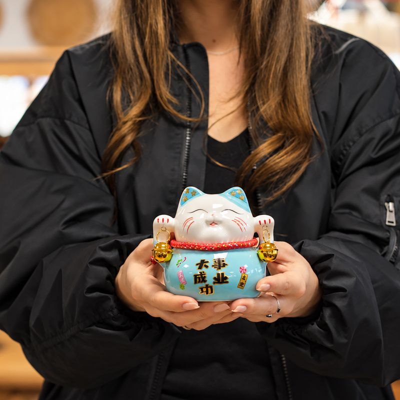 Keramik-Spardose Glückskatze (Maneki-neko) – Blau auf Kissen