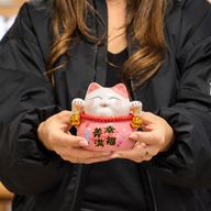 Keramik-Spardose Glückskatze (Maneki-neko) – Rosa auf Kissen