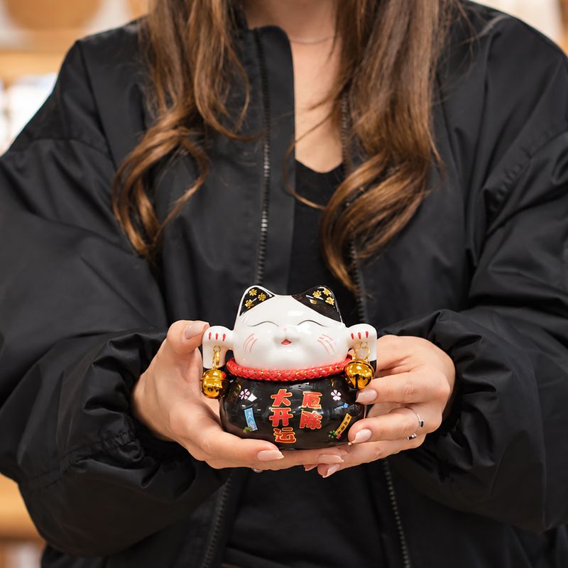 Keramik-Spardose Glückskatze (Maneki-neko) – Schwarz auf Kissen