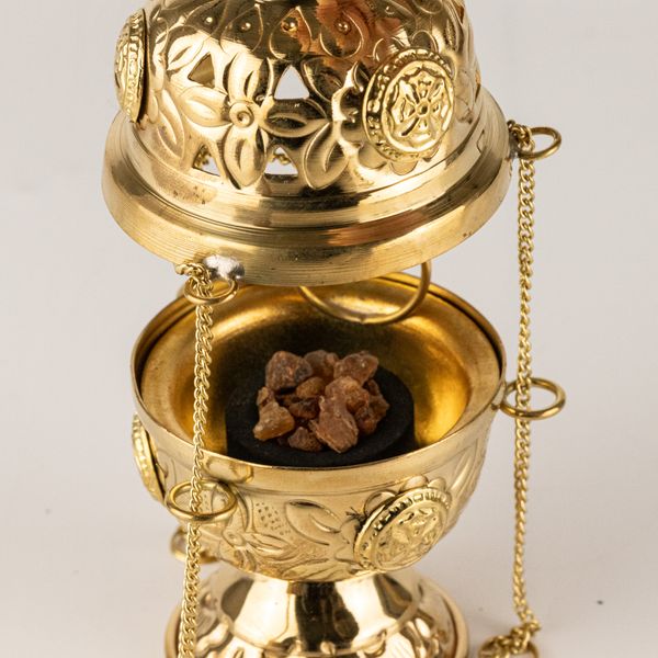 Traditionelle Räuchergefäße aus Messing und Eisen