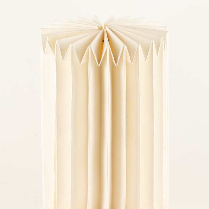 Wandleuchte aus plissiertem Papier im skandinavischen Stil