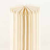 Wandleuchte aus plissiertem Papier im skandinavischen Stil