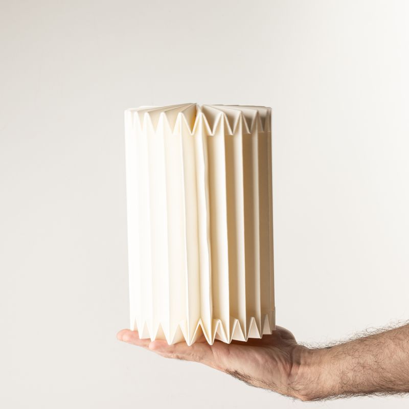 Wandleuchte aus plissiertem Papier im skandinavischen Stil