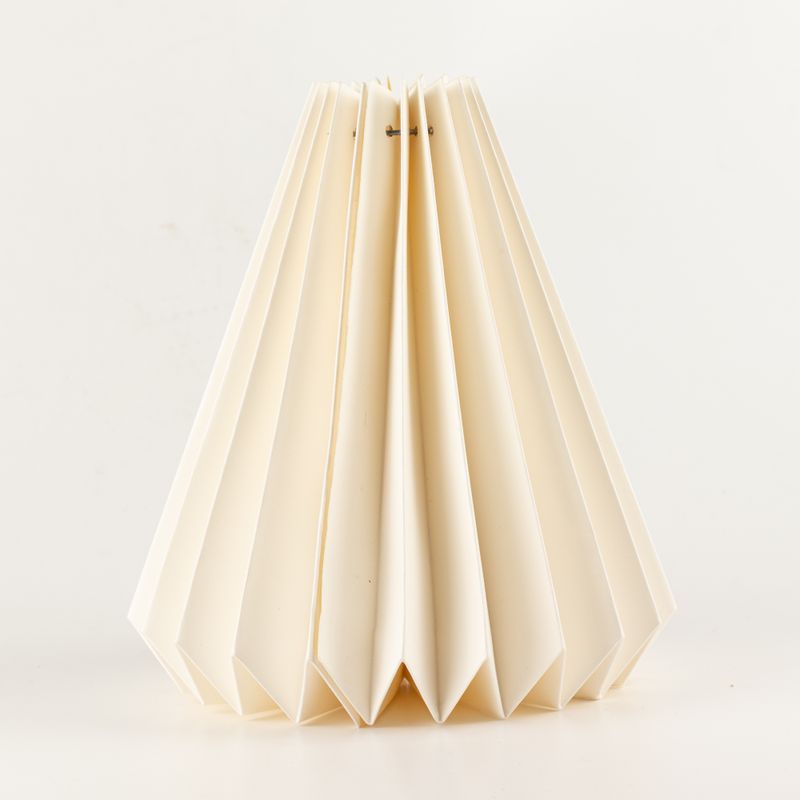 Lampenschirm aus Papier in geometrischer Kegelform