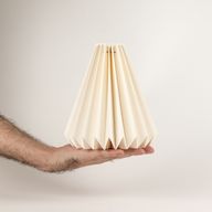 Lampenschirm aus Papier in geometrischer Kegelform
