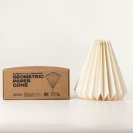 Lampenschirm aus Papier in geometrischer Kegelform