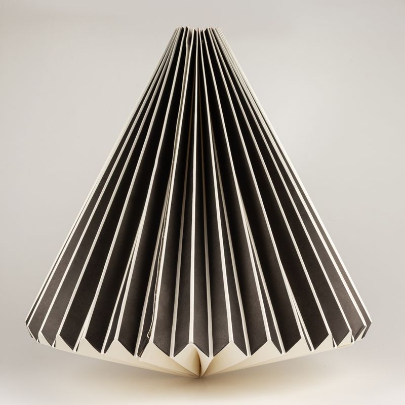 Lampenschirm aus Papier in Kegelform mit geometrischem Muster