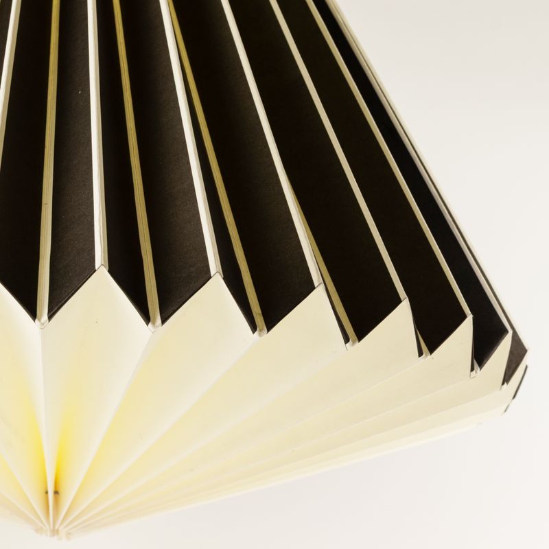 Lampenschirm aus Papier in Kegelform mit geometrischem Muster