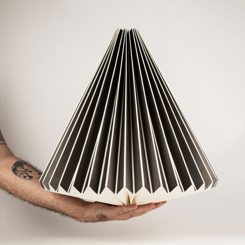 Lampenschirm aus Papier in Kegelform mit geometrischem Muster