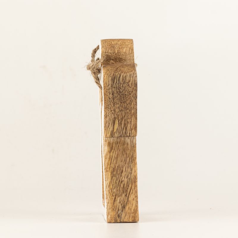 Kleiner Schutzengel aus Mangoholz mit Heiligenschein – weiße Emaille