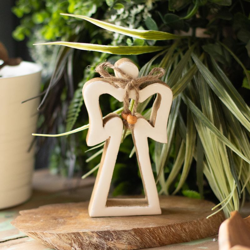 Kleiner Schutzengel aus Mangoholz mit Heiligenschein – weiße Emaille