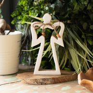 Engel-Figur „Halo“ aus Mangoholz, mittel – weiß emailliert