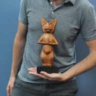 Yogakatzen aus Holz stehend