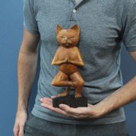 Yogakatzen aus Holz auf einem Bein