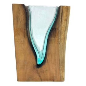 V-förmige Kunstvase aus geschmolzenem Glas auf Holz