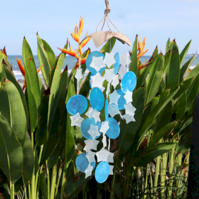 Windspiel aus Kokosnuss und Capiz – Blaue und weiße Sterne – 30 cm
