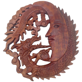 Geschnitzte Plakette mit Mondgesicht und Drache, 30 cm