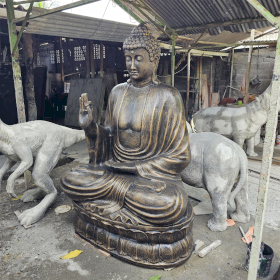 Großer antiker goldener Buddha, der auf einer Lotusblüte lehrt – 2 m