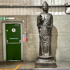 Große stehende Buddha-Statue in Antikgold, 3 m hoch