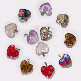 12x Anhänger mit Stahlgehäuse, Herzen – 12 verschiedene Edelsteinsplitter und Muscheln