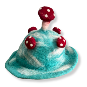 Filzhut mit Pilzmotiv - Lost in a Sky Blue