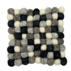 Quadratische Untersetzer mit Filzkugeln – 10 cm, mehrfarbig, grau (4er-Set)