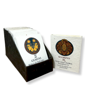 12x Notizbücher im Med-Tibet-Stil mit Sternzeichen – (12 x 8 cm) – 40 Blätter (12 x verschiedene Designs) – in einer Vitrine