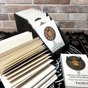 12x Notizbücher im Med-Tibet-Stil mit Sternzeichen – (12 x 8 cm) – 40 Blätter (12 x verschiedene Designs) – in einer Vitrine