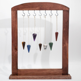 30x Edelstein-Pyramidenpendel mit braunem Ausstellungsständer